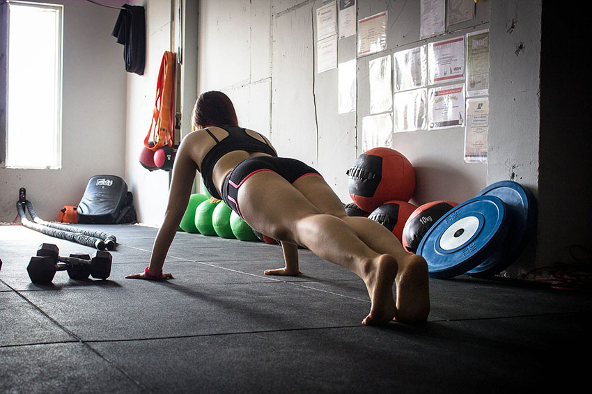 girl doing planks to strengthen core